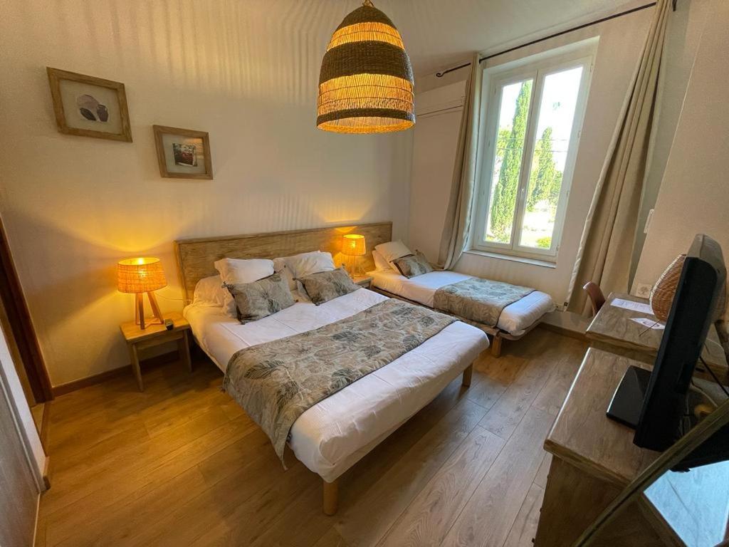 Hotel Mas De Galoffre Nimes Bagian luar foto