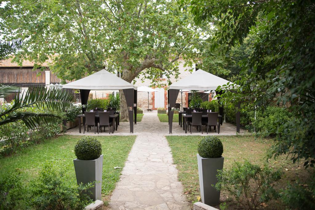 Hotel Mas De Galoffre Nimes Bagian luar foto